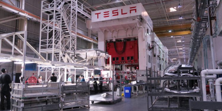 le projet d'usine tesla en australie suscite l'inquiétude des riverains, préoccupés par les impacts environnementaux et sociaux de cette installation industrielle.