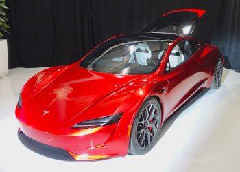 découvrez pourquoi sam altman a décidé d'abandonner sa tesla roadster et les raisons derrière ce choix surprenant.