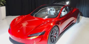 découvrez pourquoi sam altman a décidé d'abandonner sa tesla roadster et les raisons derrière ce choix surprenant.