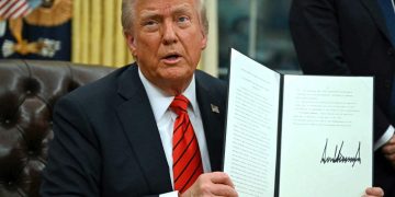 analyse de l'impact de la stratégie énergétique de trump sur la production de tesla en allemagne, et les conséquences pour l'industrie automobile électrique.