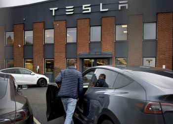 en suède, un syndicat fait face à une grève chez tesla, révélant les tensions entre employés et direction dans l'usine locale.