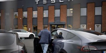 en suède, un syndicat fait face à une grève chez tesla, révélant les tensions entre employés et direction dans l'usine locale.