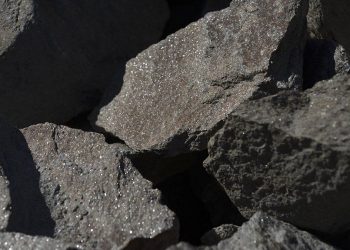 syrah et tesla annoncent la prolongation de leur accord stratégique portant sur l'approvisionnement en graphite, renforçant ainsi leur collaboration dans le domaine des matériaux avancés.