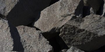 syrah et tesla annoncent la prolongation de leur accord stratégique portant sur l'approvisionnement en graphite, renforçant ainsi leur collaboration dans le domaine des matériaux avancés.