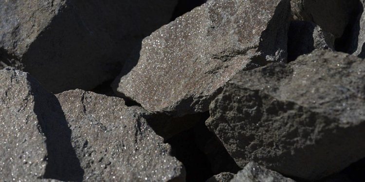 syrah et tesla annoncent la prolongation de leur accord stratégique portant sur l'approvisionnement en graphite, renforçant ainsi leur collaboration dans le domaine des matériaux avancés.