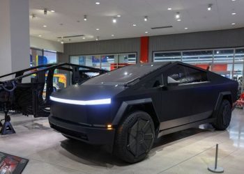 tesla augmente le prix du cybertruck cyberbeast aux états-unis de 15 000 $, impactant les futurs acheteurs et le marché des véhicules électriques.