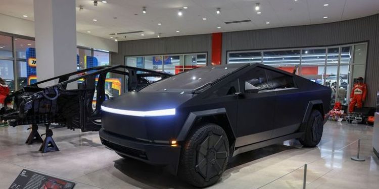 tesla augmente le prix du cybertruck cyberbeast aux états-unis de 15 000 $, impactant les futurs acheteurs et le marché des véhicules électriques.