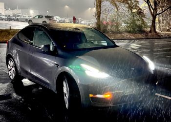 découvrez comment une tesla autonome a sauvé la vie de son propriétaire en détectant une crise cardiaque et en réagissant rapidement pour assurer sa sécurité.