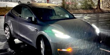 découvrez comment une tesla autonome a sauvé la vie de son propriétaire en détectant une crise cardiaque et en réagissant rapidement pour assurer sa sécurité.