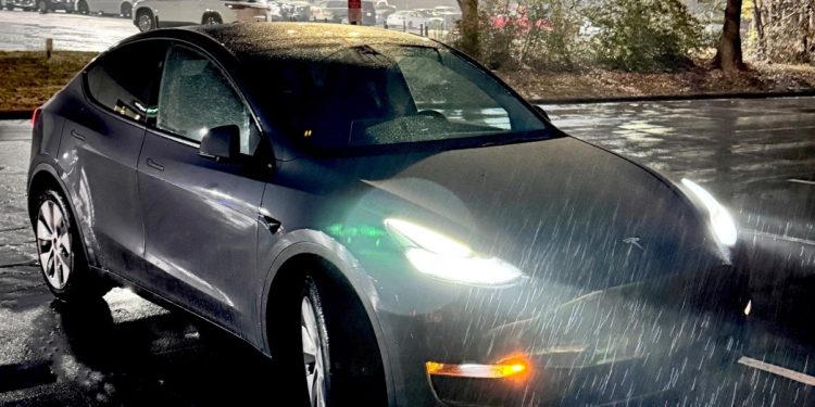 découvrez comment une tesla autonome a sauvé la vie de son propriétaire en détectant une crise cardiaque et en réagissant rapidement pour assurer sa sécurité.