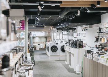 tesla berlin supprime discrètement 1 700 emplois, impactant son effectif et ses opérations en europe.