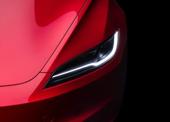 découvrez les risques d'incendie liés à l'utilisation d'un adaptateur non homologué sur une tesla. sécurité et précautions indispensables pour éviter les accidents.