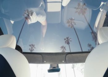 découvrez l'innovation de tesla avec une voiture électrique unique, sans toit ni pare-brise, alliant design futuriste et technologie avancée pour une expérience de conduite inédite.