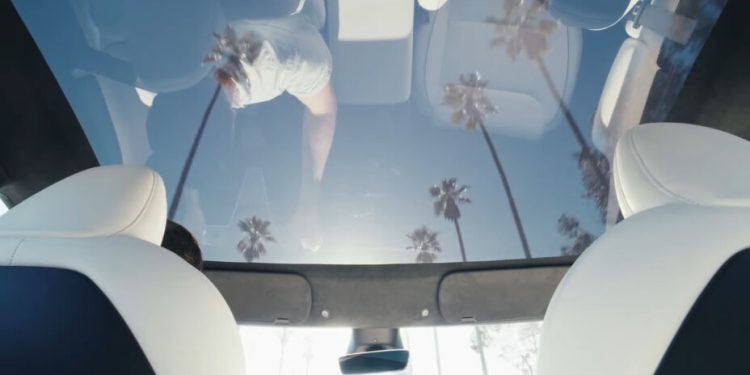 découvrez l'innovation de tesla avec une voiture électrique unique, sans toit ni pare-brise, alliant design futuriste et technologie avancée pour une expérience de conduite inédite.