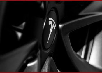 découvrez comment tesla innove en lançant une tendance audacieuse que les autres constructeurs automobiles choisissent d'éviter.