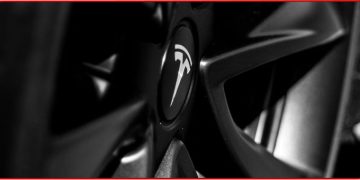découvrez comment tesla innove en lançant une tendance audacieuse que les autres constructeurs automobiles choisissent d'éviter.