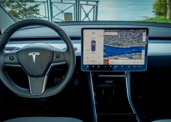 tesla fait face à une possible interdiction suite à des accusations de publicité mensongère, suscitant inquiétude et débats dans le secteur automobile.