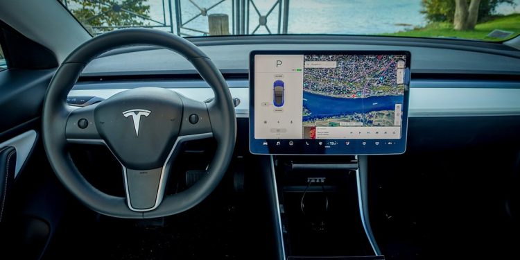 tesla fait face à une possible interdiction suite à des accusations de publicité mensongère, suscitant inquiétude et débats dans le secteur automobile.
