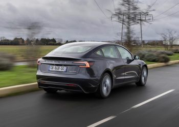 découvrez la tesla model 3 2025 avec des commandes de clignotants revisitées, un retour en chine prometteur pour ce modèle innovant.