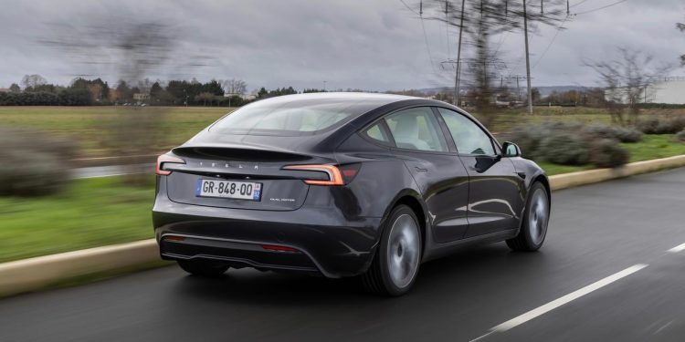 découvrez la tesla model 3 2025 avec des commandes de clignotants revisitées, un retour en chine prometteur pour ce modèle innovant.