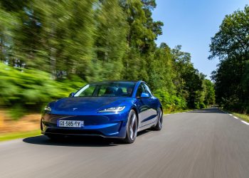 découvrez le retour des clignotants physiques sur la tesla model 3, alliant design rétro et innovation moderne pour une expérience de conduite améliorée.