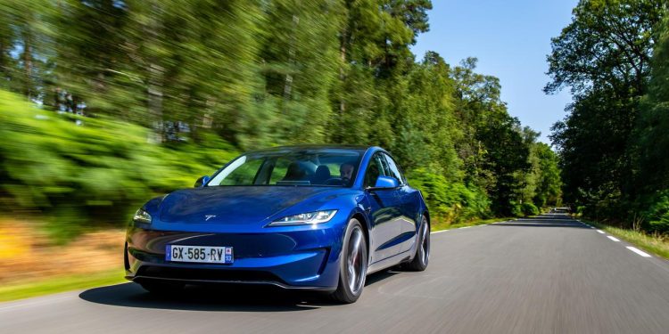 découvrez le retour des clignotants physiques sur la tesla model 3, alliant design rétro et innovation moderne pour une expérience de conduite améliorée.