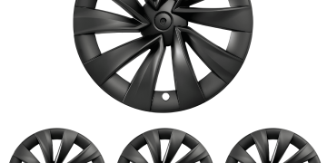 découvrez la tesla model y avec son écran tactile de 16 pouces et un intérieur noir élégant, conçu pour offrir confort et technologie à tous les conducteurs.