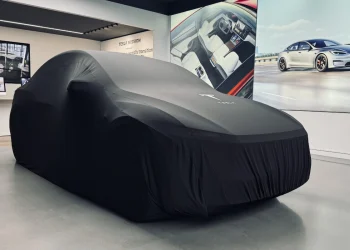 découvrez la tesla model y premium avec sa nouvelle batterie : design amélioré, mais autonomie réduite. analyse complète des performances et compromis.