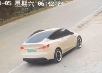 tesla dément les informations sur un accident, tandis qu'un hacker dévoile la vérité cachée.