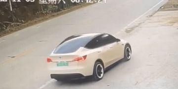 tesla dément les informations sur un accident, tandis qu'un hacker dévoile la vérité cachée.