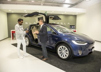 tesla pourrait être contraint de verser une importante somme à une entreprise corse, soulevant des questions juridiques et financières.