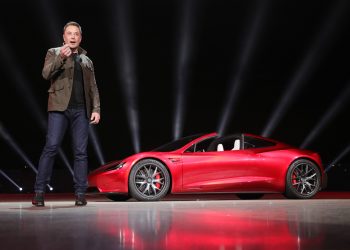 tesla incite ses actionnaires à approuver la rémunération de son pdg elon musk, soulignant les performances exceptionnelles de l'entreprise.