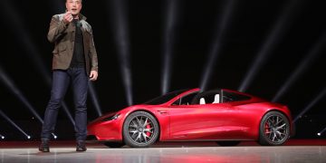 tesla incite ses actionnaires à approuver la rémunération de son pdg elon musk, soulignant les performances exceptionnelles de l'entreprise.