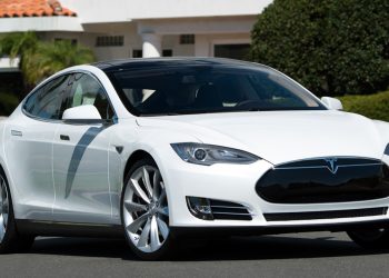 tesla dévoile ses nouvelles puces innovantes pour améliorer la conduite autonome, offrant plus de performance et de sécurité aux véhicules électriques.