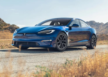 tesla rappelle 13 000 véhicules en raison d'un défaut de batterie, assurant la sécurité et la fiabilité de ses voitures électriques.