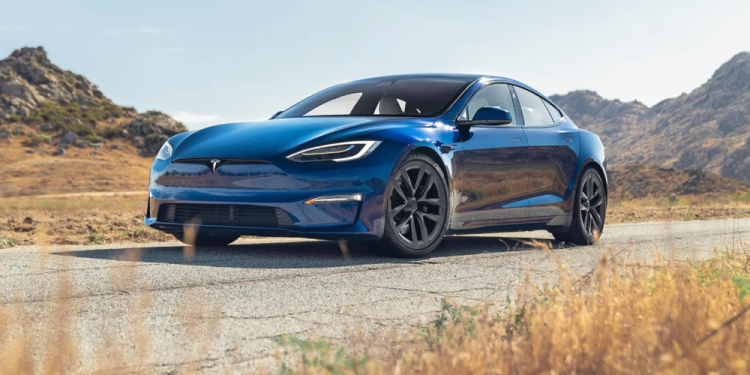 tesla rappelle 13 000 véhicules en raison d'un défaut de batterie, assurant la sécurité et la fiabilité de ses voitures électriques.