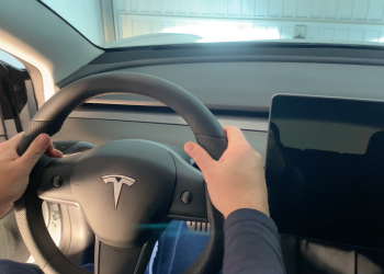 tesla réintroduit les clignotants au volant de la model 3, améliorant ainsi l'expérience de conduite avec un retour aux commandes traditionnelles pour plus de praticité et de sécurité.