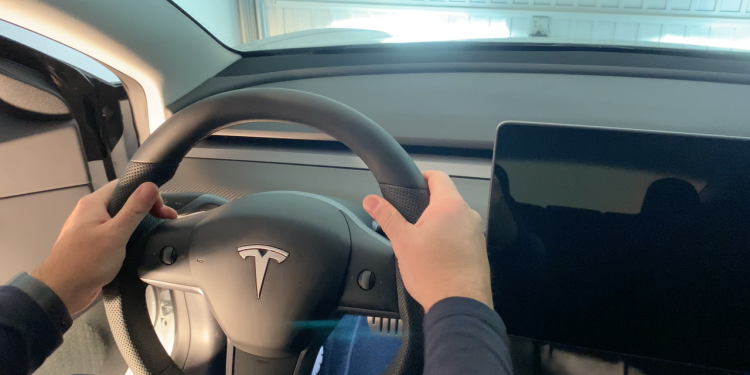 tesla réintroduit les clignotants au volant de la model 3, améliorant ainsi l'expérience de conduite avec un retour aux commandes traditionnelles pour plus de praticité et de sécurité.