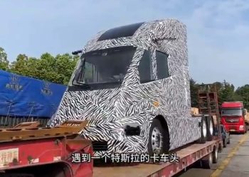 découvrez le nouveau look du tesla semi avant son lancement officiel. un design innovant et futuriste pour révolutionner le transport routier.