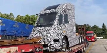 découvrez le nouveau look du tesla semi avant son lancement officiel. un design innovant et futuriste pour révolutionner le transport routier.