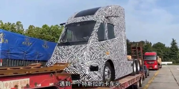 découvrez le nouveau look du tesla semi avant son lancement officiel. un design innovant et futuriste pour révolutionner le transport routier.