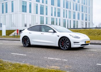 découvrez la tesla sensation premium avec 258 ch, propulsion efficace et un prix compétitif défiant le model y. performance et style réunis pour une expérience unique.