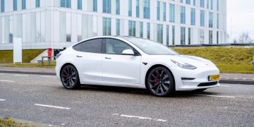 découvrez la tesla sensation premium avec 258 ch, propulsion efficace et un prix compétitif défiant le model y. performance et style réunis pour une expérience unique.
