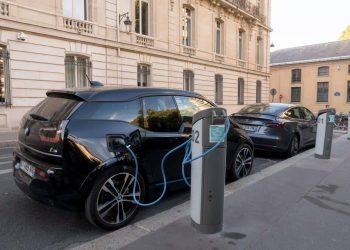 découvrez les ventes record de tesla, analysant à la fois le succès fulgurant de la marque et les défis qu'elle doit relever pour maintenir sa position sur le marché.