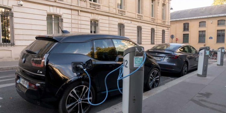 découvrez les ventes record de tesla, analysant à la fois le succès fulgurant de la marque et les défis qu'elle doit relever pour maintenir sa position sur le marché.