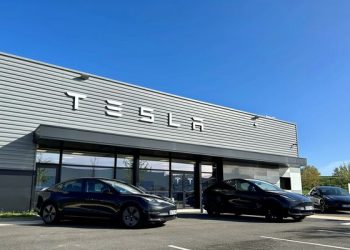 découvrez les raisons derrière la baisse de 37 % des ventes de tesla au royaume-uni et son impact sur le marché automobile électrique.