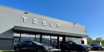 découvrez les raisons derrière la baisse de 37 % des ventes de tesla au royaume-uni et son impact sur le marché automobile électrique.