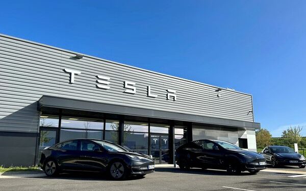 découvrez les raisons derrière la baisse de 37 % des ventes de tesla au royaume-uni et son impact sur le marché automobile électrique.