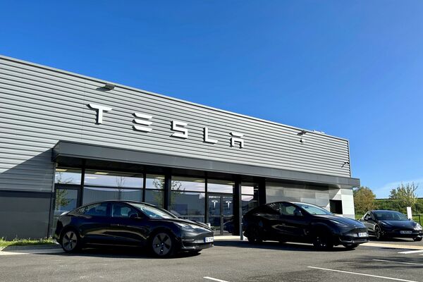 découvrez les raisons derrière la baisse de 37 % des ventes de tesla au royaume-uni et son impact sur le marché automobile électrique.