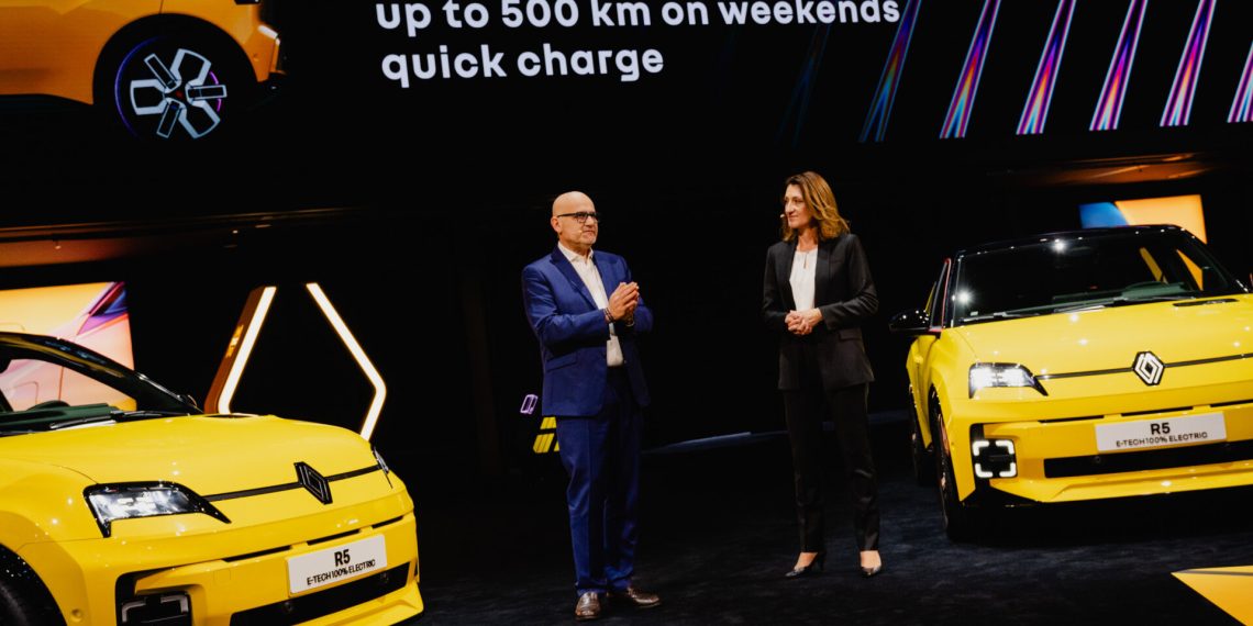 la renault 5 fait son grand retour au royaume-uni et vient stimuler la concurrence face à tesla avec son design innovant et ses performances électriques.